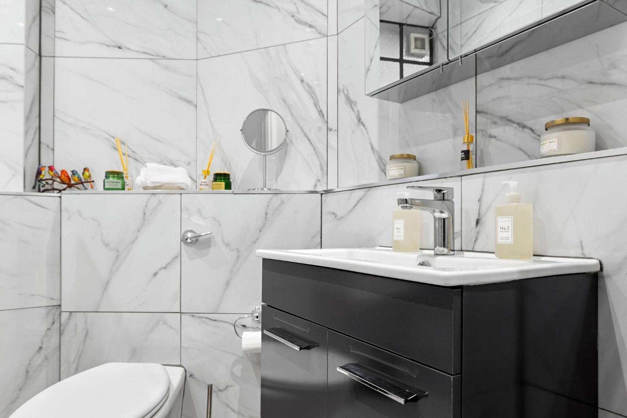 Luxury Serviced In Central Apartment *