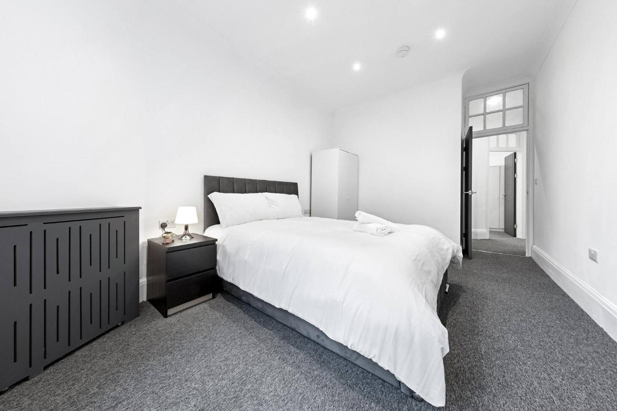 Luxury Serviced In Central Apartment *