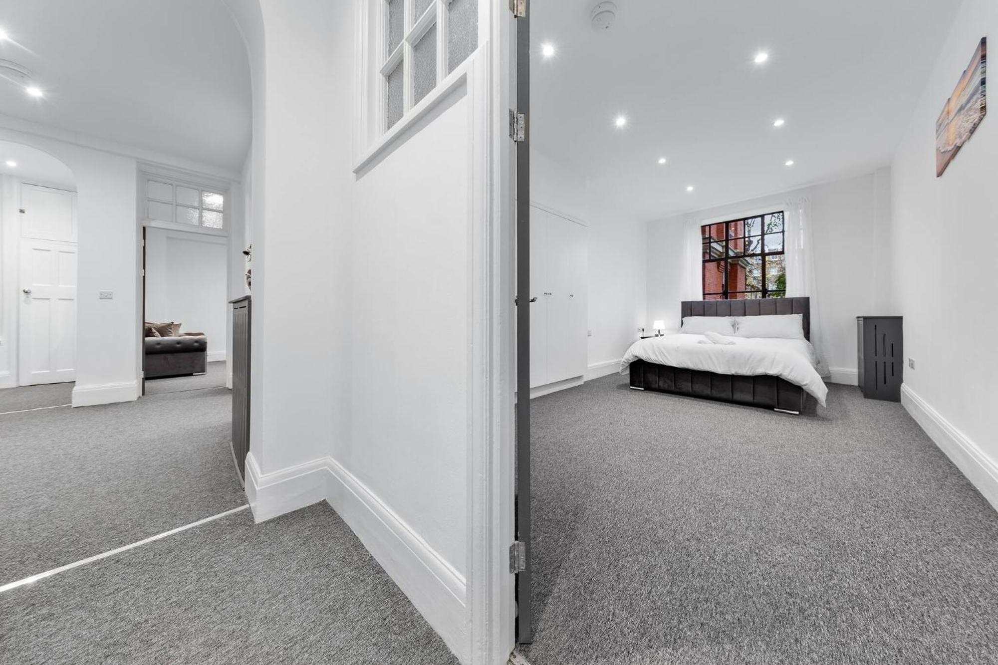 Luxury Serviced In Central Apartment London