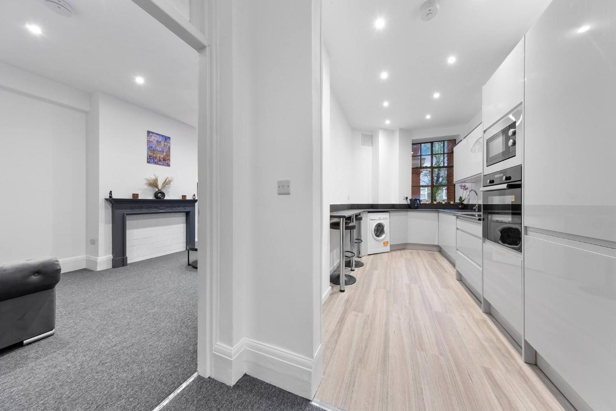 Luxury Serviced In Central Apartment *
