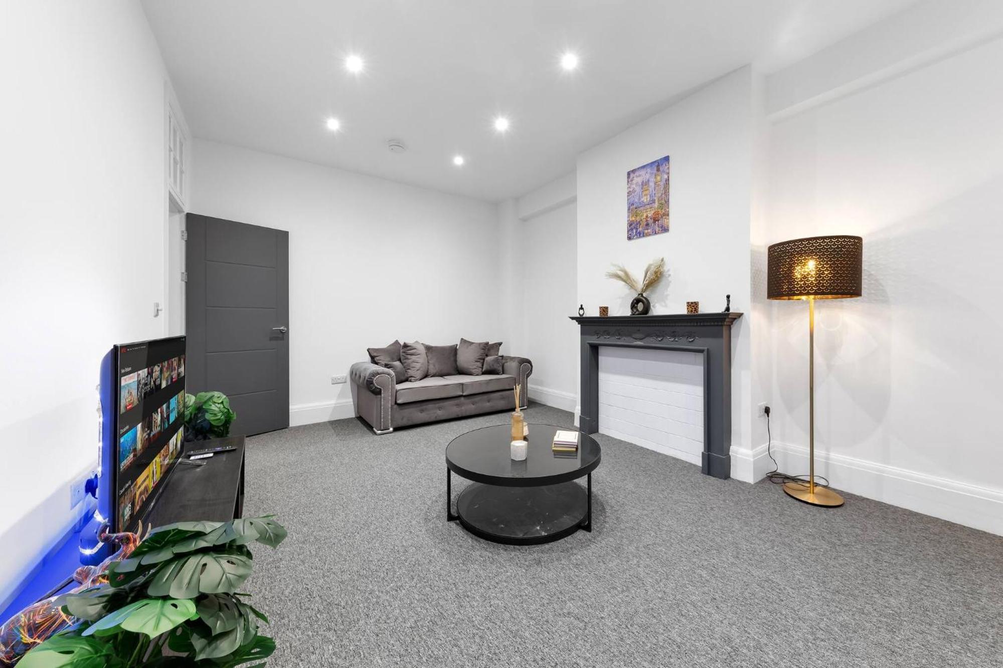Luxury Serviced In Central Apartment *